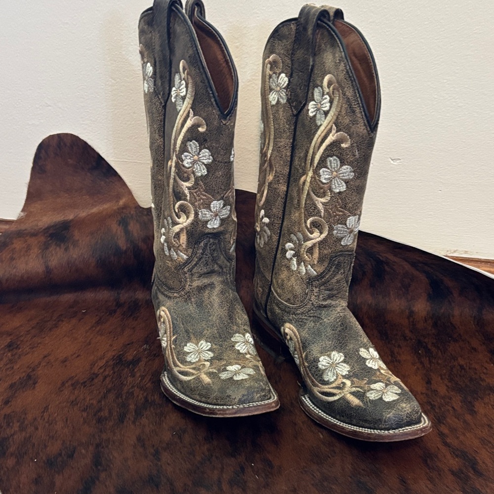 Circle G Boots with White Floral Embroidery